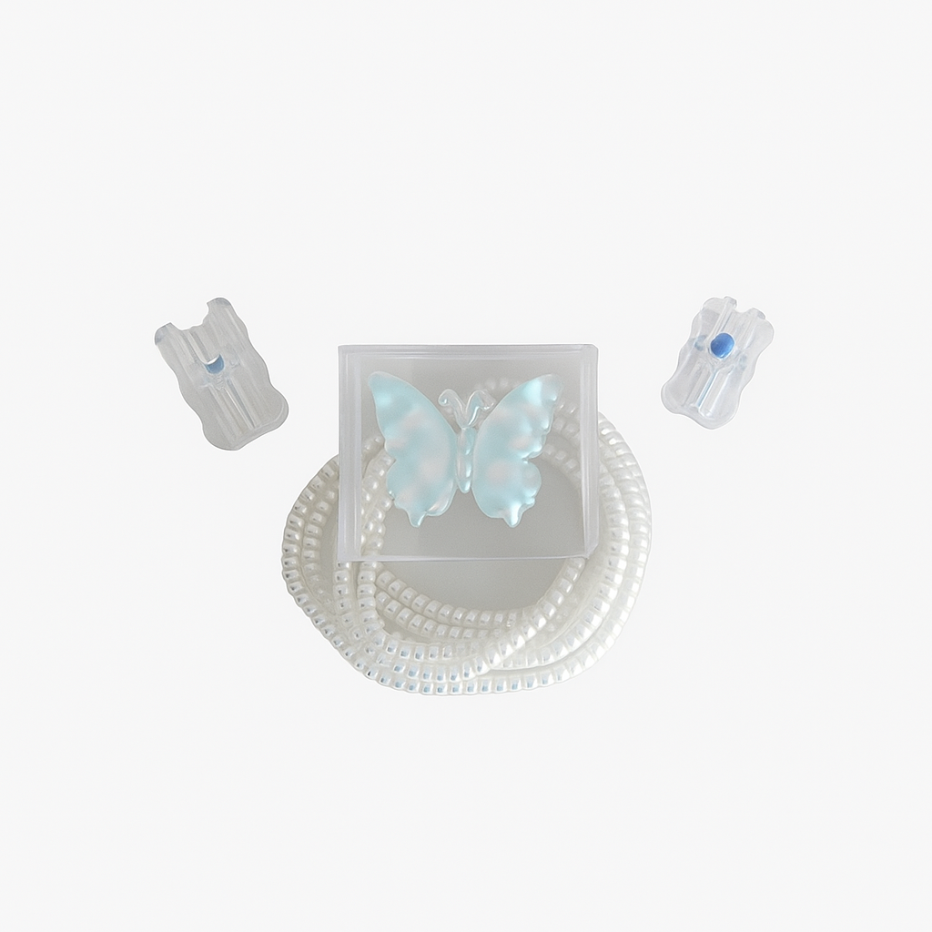 🦋 Dekorativní kryt na nabíječku – “Ledový motýl”